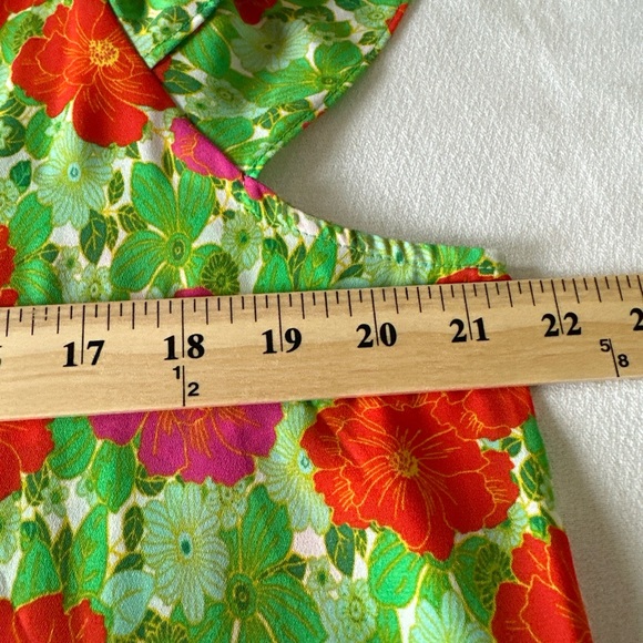 Pleione Size Lg White Orange hibiscus Floral Ruffle Flutter Sleeve V Neck Top - Picture 9 of 11